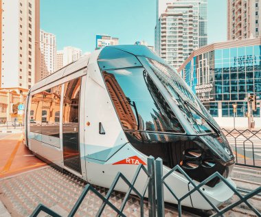 26 Şubat 2021, BAE, Dubai: Dubai Marina bölgesinde Rta modern otomatik tramvay yolculukları. Toplu taşıma ve demiryolu kavramı