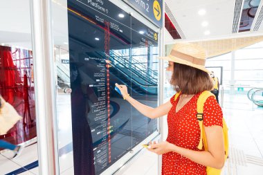 26 Şubat 2021, BAE, Dubai: Kadın metrodaki kentsel toplu taşıma planına göre bir rota seçti