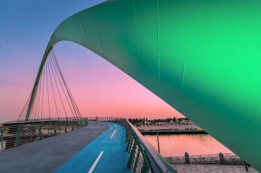 Gün batımından sonra Dubai 'de aydınlanan hoşgörü köprüsü. Popüler turizm merkezleri ve BAE 'de tasarım çözümleri