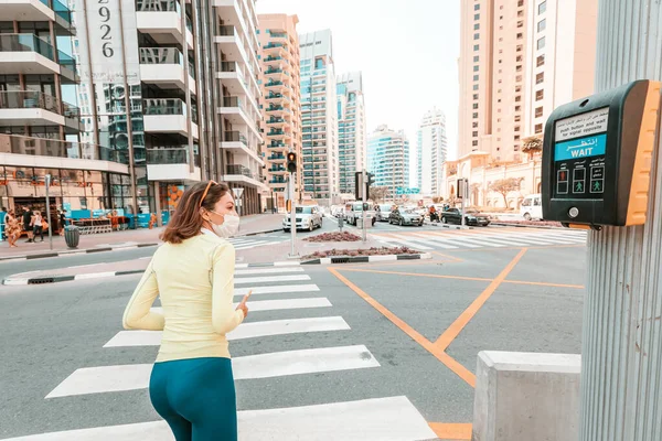 Лютого 2021 Оае Дубай Жіночий Пішохід Порушує Правила Дорожнього Руху — стокове фото