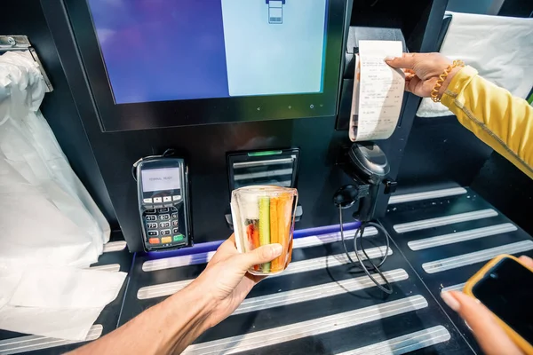 Scanning Paying Vegetarian Lunch Self Service Vending Machine Modern Supermarket — Foto de Stock
