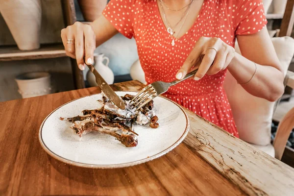 Woman Strong Appetite Finishes Meal Restaurant Bones Fried Chicken Plate — Stock Photo, Image