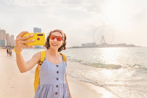 Female Travel Blogger Takes Selfie Photo Her Social Networks Backdrop — Stock Photo, Image