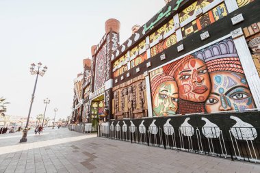 26 Şubat 2021, BAE, Dubai: Global Village 'daki pavyon binasında Afrika etnik tarzı dekorasyonlar