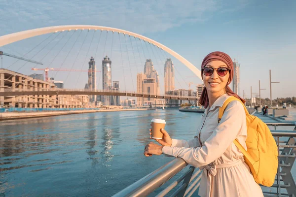 Счастливая Мусульманка Желтым Рюкзаком Прогуливается Набережной Дубайского Канала Пьет Вкусный — стоковое фото
