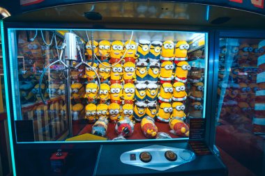 26 Şubat 2021, BAE, Dubai: Madeni para işleten pençe makinesi yumuşak bir oyuncak kazanmanızı ya da para kaybetmenizi sağlar