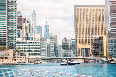 Deniz limanı ve gökdelenleri olan Dubai Marina bölgesinin manzarası. Geliştirme ve emlak yatırımı