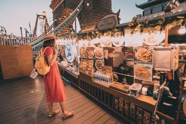 Февраля 2021 Года Оаэ Дубай Женщина Туристка Выбирает Блюда Традиционной — стоковое фото