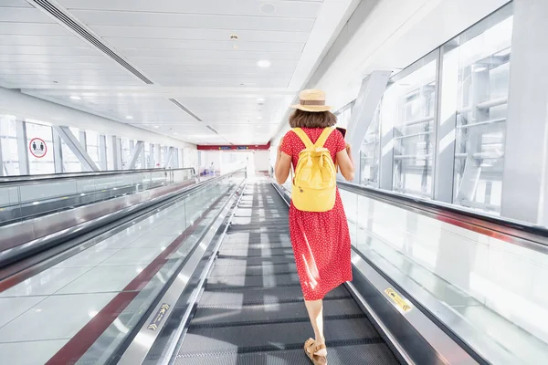 Žena Žlutým Batohem Kráčí Pohyblivé Travalator Metru Nebo Letišti — Stock fotografie