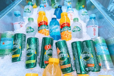 26 Şubat 2021, BAE, Dubai: Süpermarkette çeşitli karbonatlı tatlı içecekler, maden suyu ve meyve suları buzda soğutuluyor