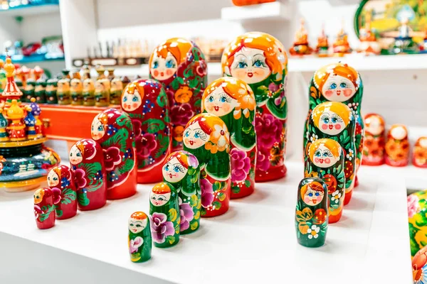 Una Serie Bambole Dipinte Legno Matryoshka Sul Bancone Negozio Souvenir — Foto Stock