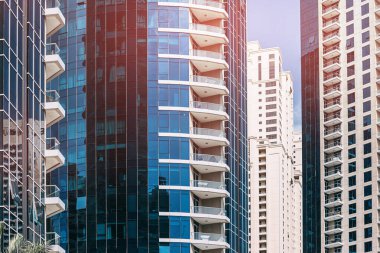 Şehrin tatil köyündeki modern ofis ya da konut binaları ve kuleleri