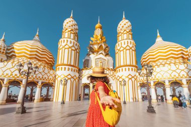 26 Şubat 2021, BAE, Dubai: Beni takip eden ziyaretçi poz ve panoramik manzara ünlü çok uluslu sergi kompleksi Global Village 'ın ana girişi