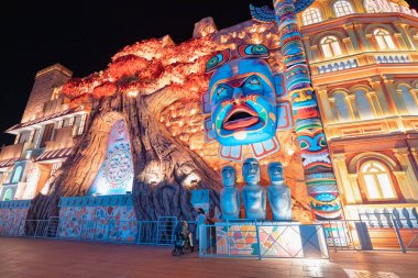 26 Şubat 2021, BAE, Dubai: Küresel köyde renkli totem direkleri olan yerli Amerikalıların kültür ve geleneklerine adanmış bir pavyon