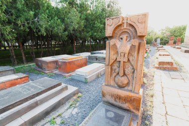 18 Mayıs 2021, Vagharshapat, Ermenistan: Aziz Gayane Kilisesi yakınlarında oyulmuş bir kartal ile antik Ermeni mezarlığında mezar taşı