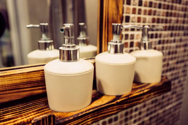Distributori Bottiglie Con Shampoo Sapone Altri Liquidi Igienici Sullo Scaffale — Foto Stock