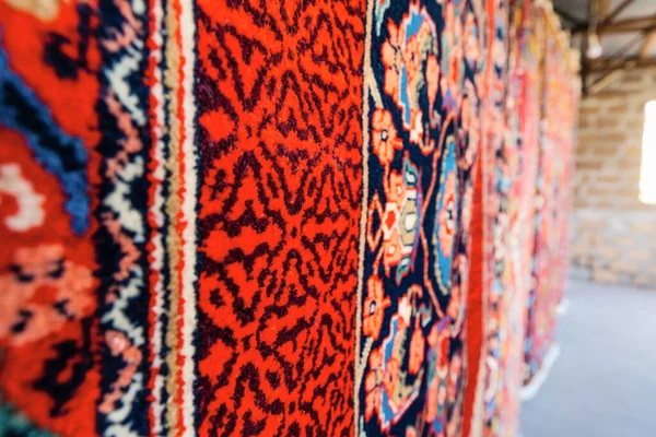 许多地毯在阳光下晒干了 明亮的色彩和抽象的图案 — 图库照片
