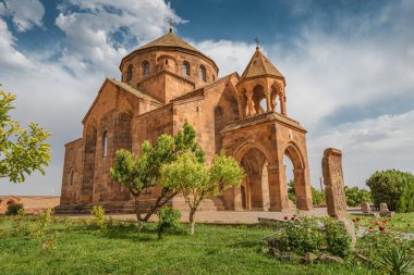 St. Hripsime antik taş kilisesinin panoramik görüntüsü 6. yüzyılda yapılmış, Etchmiadzin 'deki Ermeni Katoliklerinin yakınında.