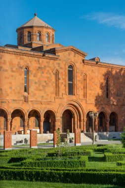 Yüksek Ermeni Katoliklerine ev sahipliği yapan Papalık Konutu cephesi. Ruhban sınıfı Etchmiadzin kompleksinde.