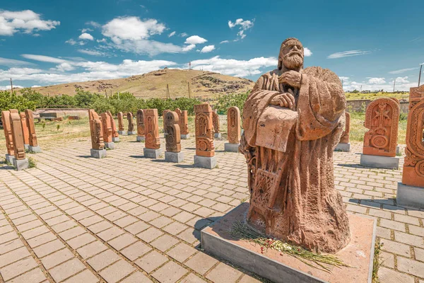 Mei 2021 Oshakan Armenië Standbeeld Mesrop Mashtotts Met Kachkars Gewijd — Stockfoto