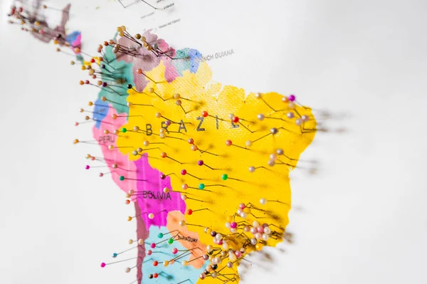 브라질 남아메리카의 코로나 바이러스의 새로운 변종들의 새로운 발병을 상징하는 바늘들이 — 스톡 사진
