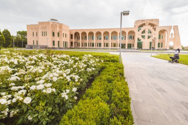 17 Mayıs 2021, Vagharshapat, Ermenistan: Etchmiadzin kesme kompleksindeki Manoukian Parşömen Kütüphanesi. İlahiyat eğitimi ve rahiplik kariyeri