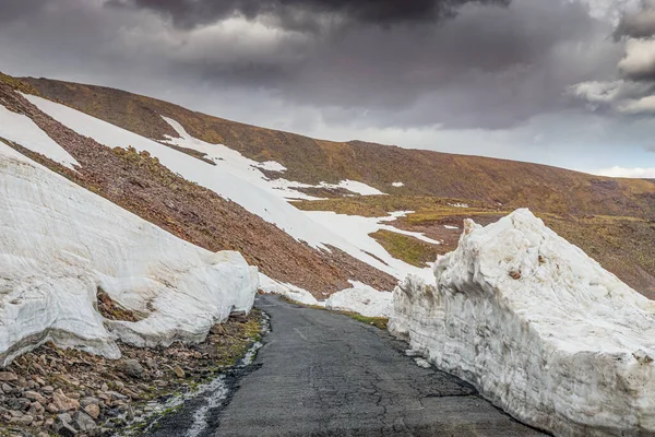 Camino Asfalto Estrecho Peligroso Serpentea Alto Las Montañas Invierno Altas — Foto de Stock