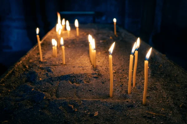 Einer Mittelalterlich Dunklen Katholischen Kirche Brennen Viele Kerzen Das Konzept — Stockfoto