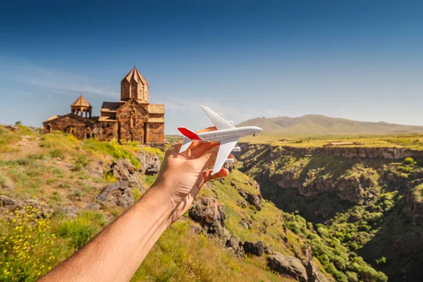 Resenär Hand Med Leksak Flygplan Bakgrunden Traditionell Armenisk Antik Kyrka — Stockfoto