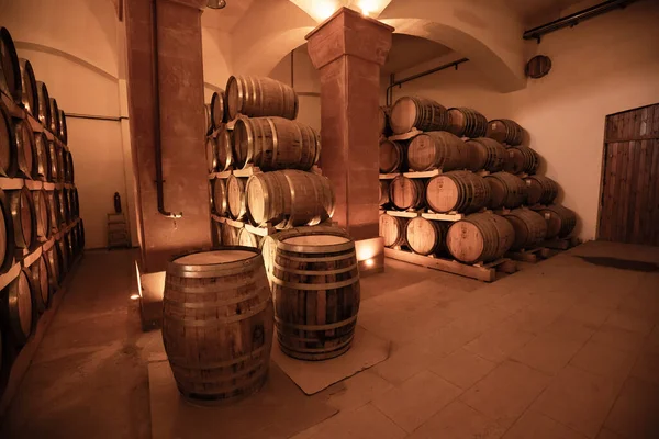 Beaucoup Vin Tonneaux Bois Cognac Dans Sous Sol Cave Processus — Photo
