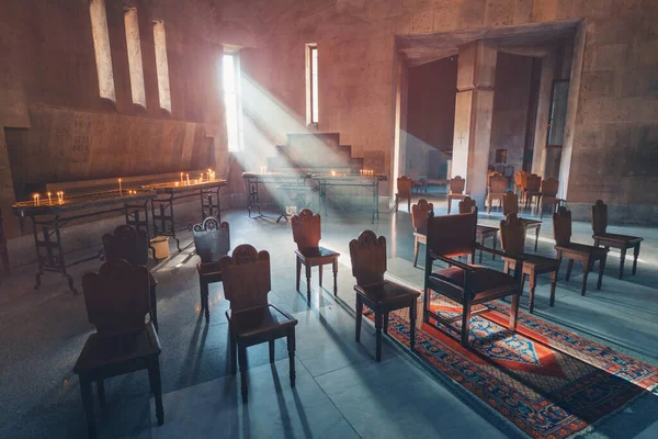 Κενό Εσωτερικό Μιας Σκοτεινής Και Αρχαίας Αρμενικής Εκκλησίας Στην Οποία — Φωτογραφία Αρχείου