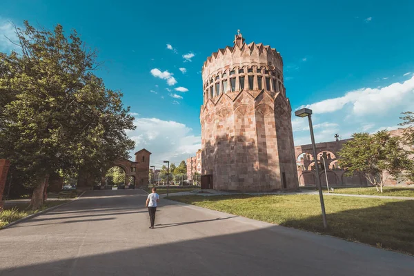 2021年5月17日 亚美尼亚Vagharshape 位于亚美尼亚Etchmiadzin的天主教基督教建筑群中 有一个不同寻常的圆柱形大天使教堂 — 图库照片