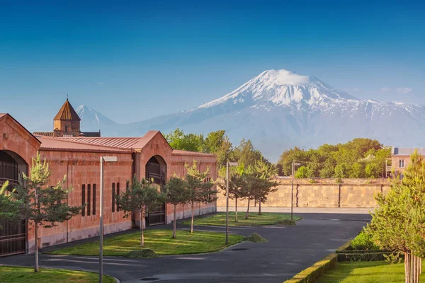 Picturesque View Famous Mount Ararat Building Etchmiadzin Complex Foreground Travel — Stock Photo, Image