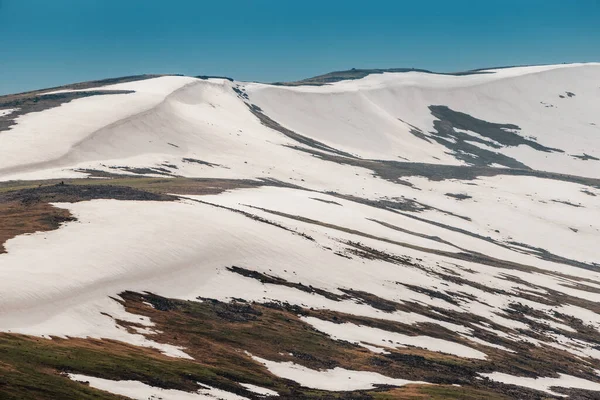 Primavera Está Las Montañas Derritiendo Los Campos Nieve Cresta Exponen — Foto de Stock