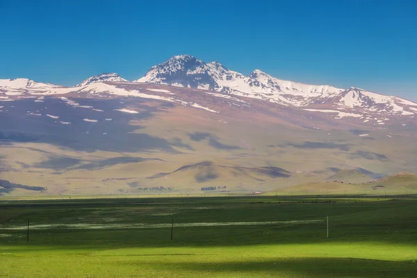 Vista Del Antiguo Volcán Extinto Aragats Fértil Valle Sus Pies — Foto de Stock