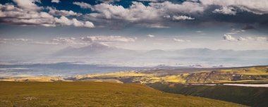 Ermenice 'deki ünlü Ararat Dağı ya da Sis ve Masis Dağı' nın manzarası daraldı. Seyahat yeri ve volkan zirvesi