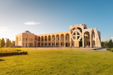 17 Mayıs 2021, Vagharshapat, Ermenistan: Etchmiadzin kesme kompleksindeki Manoukian El Yazmaları Kütüphanesi binasının panoramik görünümü.