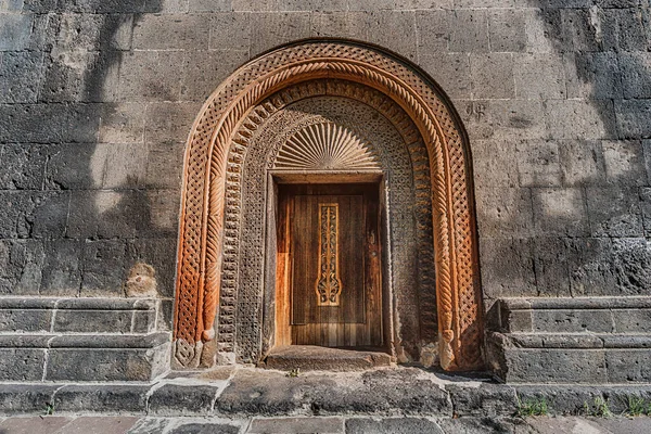 Vstupní Portál Starobylého Arménského Kostela Gevorga Dřevěnými Vyřezávanými Dveřmi Náboženská — Stock fotografie