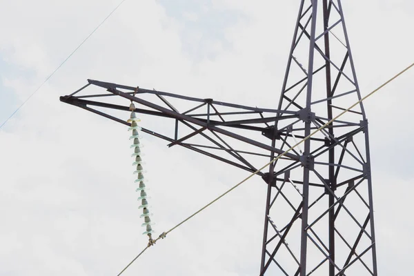 Elektrik Yalıtımlı Yüksek Gerilimli Güç Iletim Hattını Desteklername — Stok fotoğraf