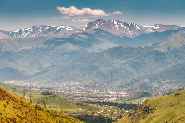 Légi Kilátás Messziről Város Lábánál Magas Hegyek Utazás Kaukázusba — Stock Fotó