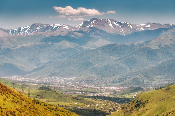 Vista Aérea Desde Lejos Ciudad Los Pies Las Altas Montañas — Foto de Stock