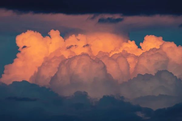 Enorme Nube Cumulo Fronte Temporale Formazione Illuminato Dai Raggi Rossi — Foto Stock
