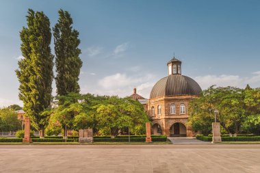 Etchmiadzin kompleksindeki Gevorkian İlahiyat Fakültesi binası. Rahiplerin eğitimi için büyük bir dini merkez.
