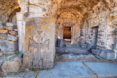 Khachkar, kalenin ve eski yerleşim yerinin kalıntıları Lori Berd 'de (13 yüzyıl) kalmıştır.).