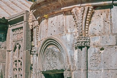Ermenistan 'daki antik bir manastır ya da kilisenin cephesinde taşa kazınmış detaylar ve yakın çekim kalıpları