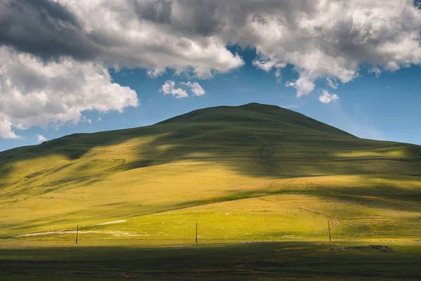 Kel Bir Dağ Otla Kaplı Bir Tepe Huzurlu Bir Sonbahar — Stok fotoğraf