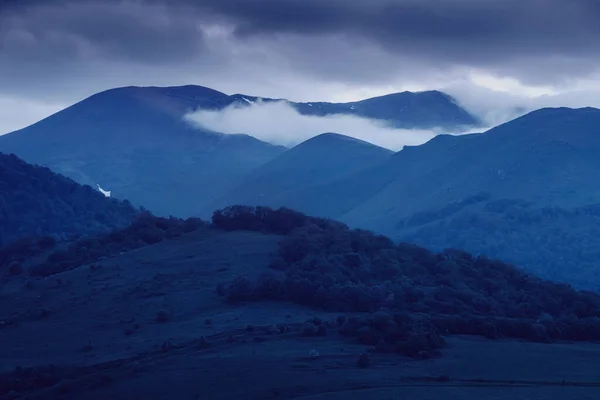 Krajobraz Nastrojów Mglistych Zimnych Gór Idylliczne Tło Relaksu Refleksji — Zdjęcie stockowe