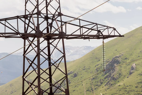 Dağlık Engebeli Arazide Yüksek Voltajlı Bir Güç Nakil Hattını Destekliyor — Stok fotoğraf