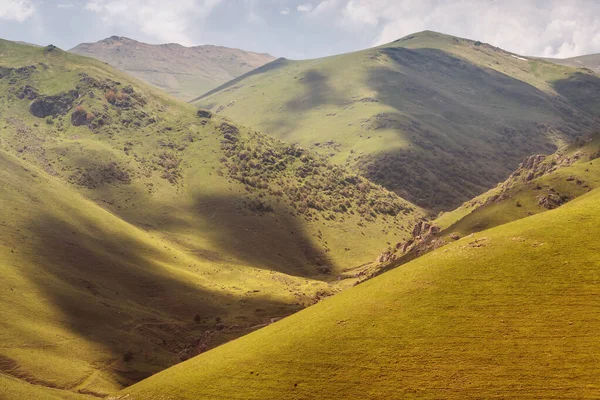 光秃秃的山脉覆盖着青草 静谧的秋天乡村景色 牲畜的草场 — 图库照片