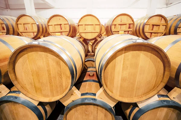 Molti Vino Botti Legno Cognac Nel Seminterrato Della Cantina Moderna — Foto Stock